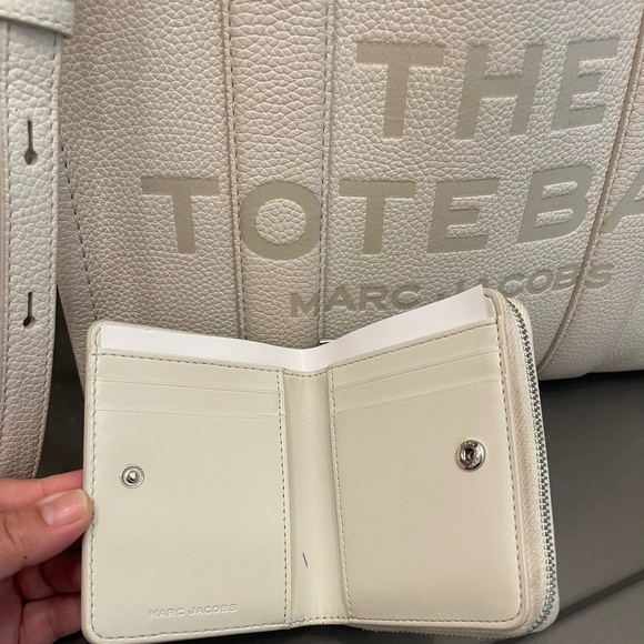 Marc Jacobs The Medium Leather Tote Bag With Wallet Set - Picture 4 of 15